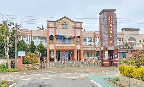 配合航空城開發，桃園市大園區圳頭國小列入廢校名單，家長近日連署爭取保留校園，讓孩子就近上學，也盼市府辦理地方說明會，讓家長更了解裁校計畫與期程。（圳頭里長卓榮騰提供／蔡明亘桃園傳真）
