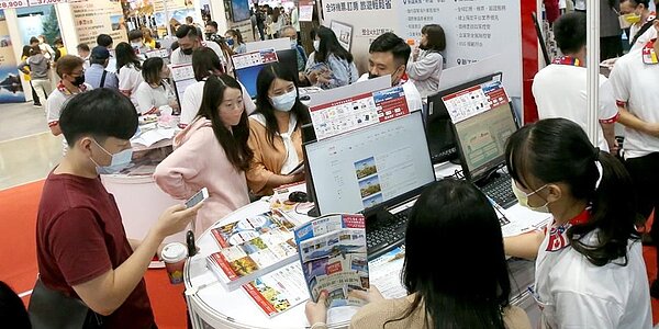 受惠清明五天連假及普發6千元現金,預期將掀起一波餐飲、零售、百貨、觀光、旅遊等消費熱潮,締造亮眼業績可期。圖為國際旅遊展中民眾到場搶好康的畫面。圖/中時報系資料照