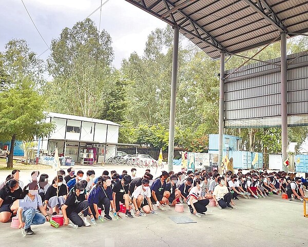 高市某國小集體罰跪事件鬧得沸沸揚揚,高市教育局為此在27日凌晨更換代理的張姓校長,而該校預計8月重新遴選校長,張校長30日表示尚在考慮階段。(民眾提供/楊舒婷高雄傳真)