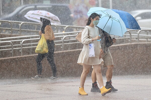 明天華南雲系移入，中北部及東半部陣雨，注意大雨。聯合報系資料照