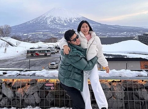 周興哲(左)和趙岱新宣布有愛的結晶。圖/摘自臉書