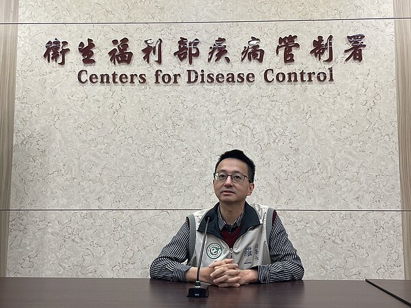 疾管署副署長羅一鈞表示，國內加購一萬瓶猴痘疫苗已於昨晚到貨，第二階段預約及開打有望於4月15日進行。記者許政榆／攝影 