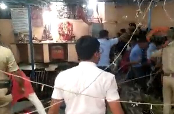 印度中部城市印多爾(Indore)一座寺廟傳出重大事故。圖/翻攝推特