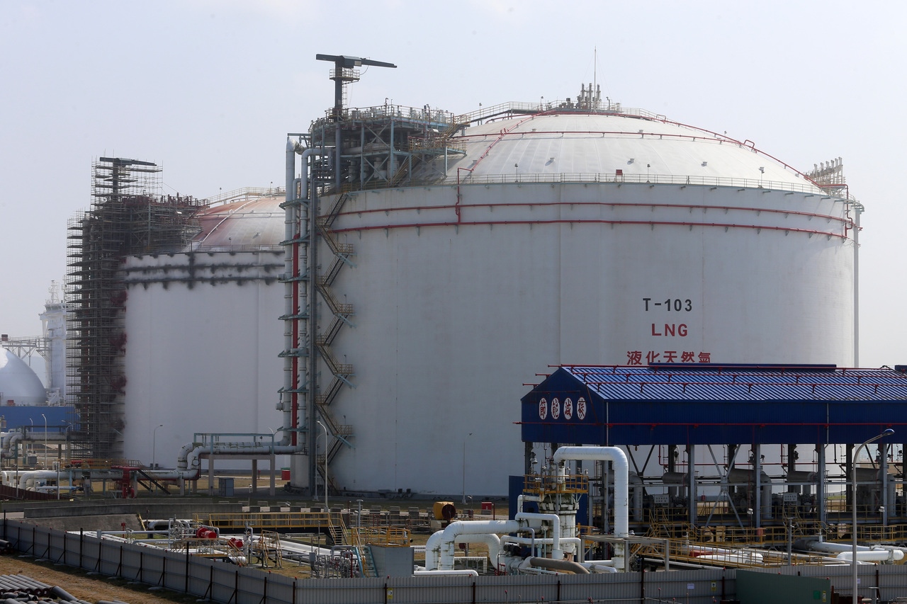 台灣中油公司台中液化天然氣廠，天然氣儲存槽。記者胡經周／攝影 