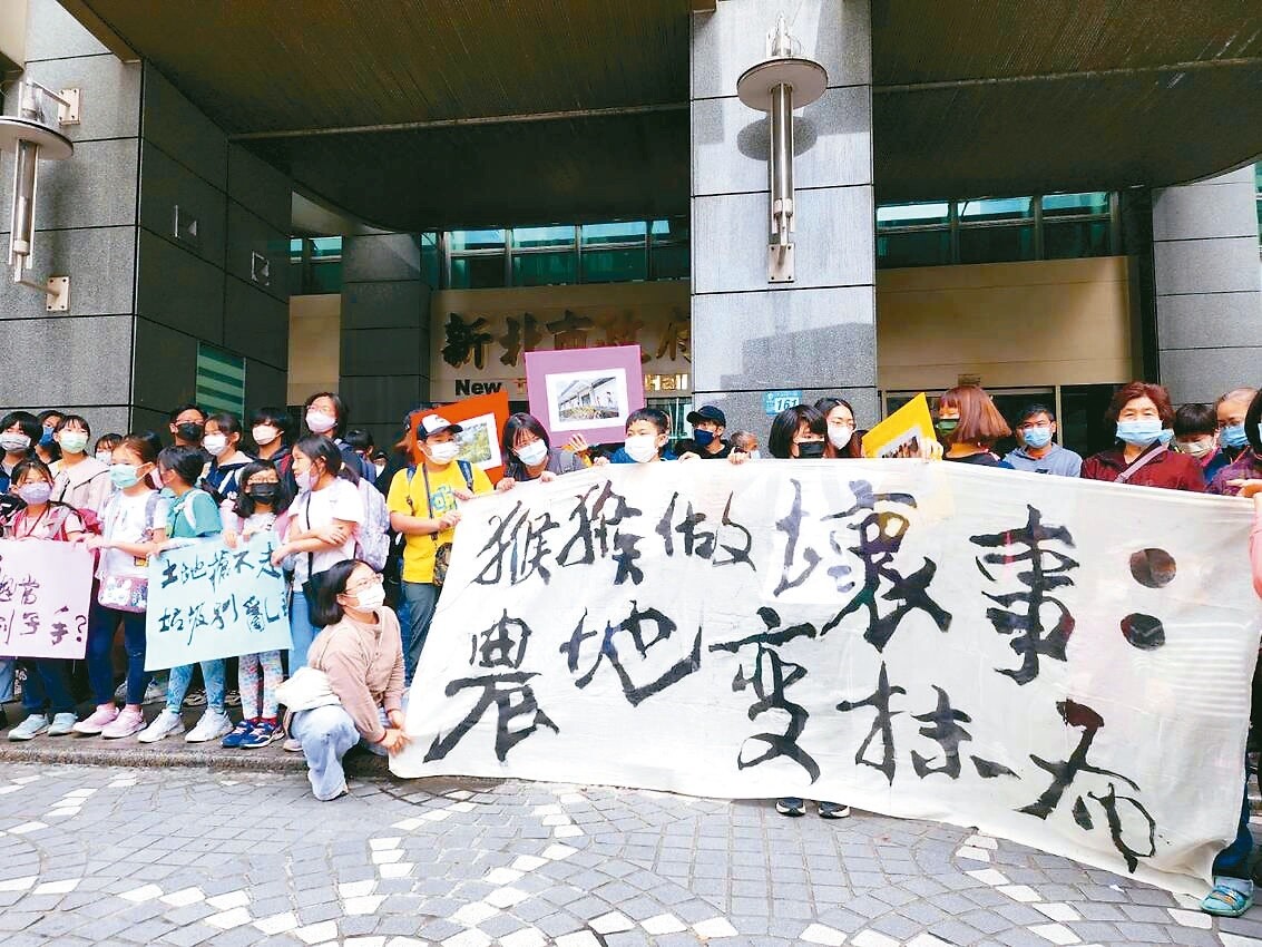 土城居民憂心土城彈藥庫變成垃圾場 ，昨天前往市府前抗議。記者李定宇／攝影 