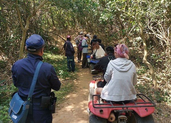 墾丁國家公園內禁止騎乘沙灘車遊憩活動，警方228連假以一車一罰方式對帶隊業者和遊客分別開罰3000元。圖／墾管處提供