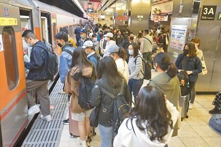 清明連假今天展開,許多民眾昨搭乘火車返鄉或規畫出遊,一到下班時間,台鐵月台湧現人潮。(杜宜諳攝)