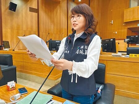 嘉義縣議員詹琬蓁指出,目前縣內敬老、愛心卡使用率低,希望縣府能增加卡片使用範圍。(邱顯誠攝)