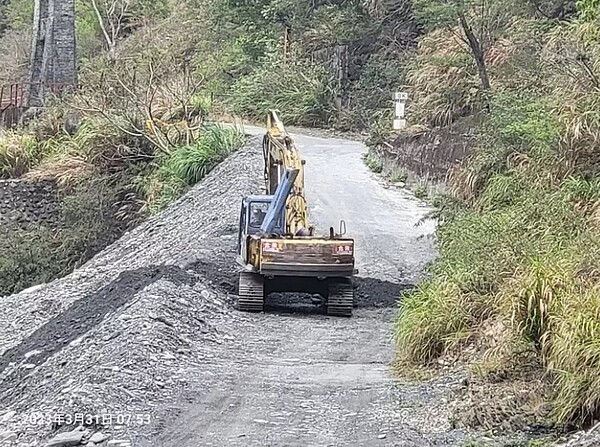 台電以挖土機在孫海橋旁引道挖了一個深坑，讓車輛無法通行。圖／翻設臉書「靠北登山大小事」
