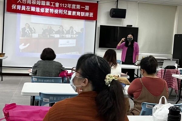 大台南褓姆職業工會向台南市議員林燕祝陳情，指台南市托育費上限不合理。圖／市議員林燕祝提供
