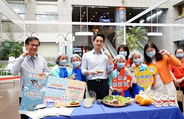 台北市長蔣萬安(左四)在台北兒童月系列活動宣布「翻轉上下課」。圖/北市府提供