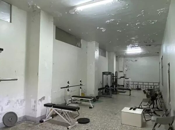 新竹市立自由車場的室內訓練空間漏水壁癌嚴重。圖／時代力量議員林彥甫提供
