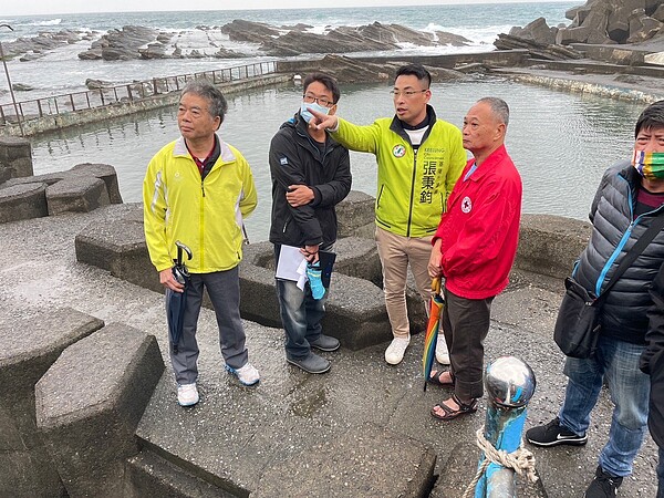 基隆外木山海興景觀平台鏽蝕嚴重，威脅泳客將整體改善。圖／議員張秉鈞提供