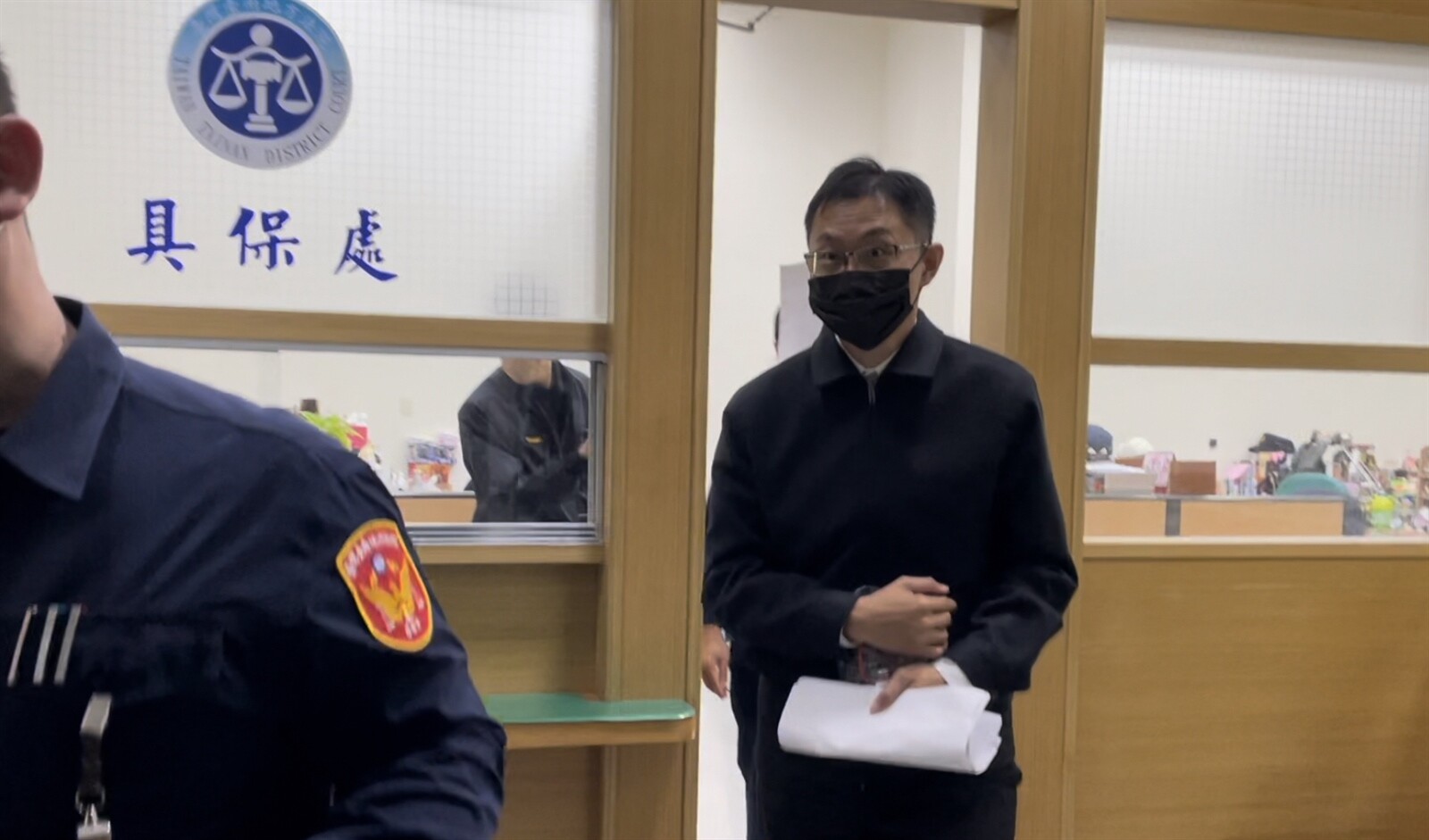 台南地院深夜准予林姓警務正3萬元交保後，不發一語，快閃離開現場。記者邵心杰／攝影 