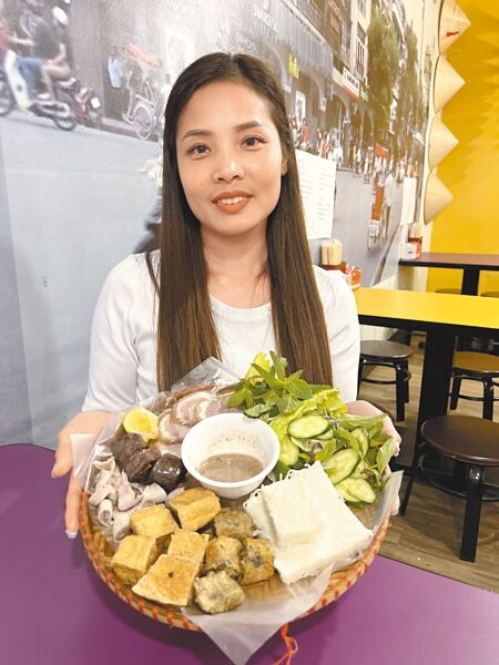 
從越南嫁到台灣22年的裴子晴推薦店內招牌菜「米線拼盤」，不但廣受越南移工與台灣民眾喜愛，更獲選米其林必比登推薦。（林欣儀攝）
