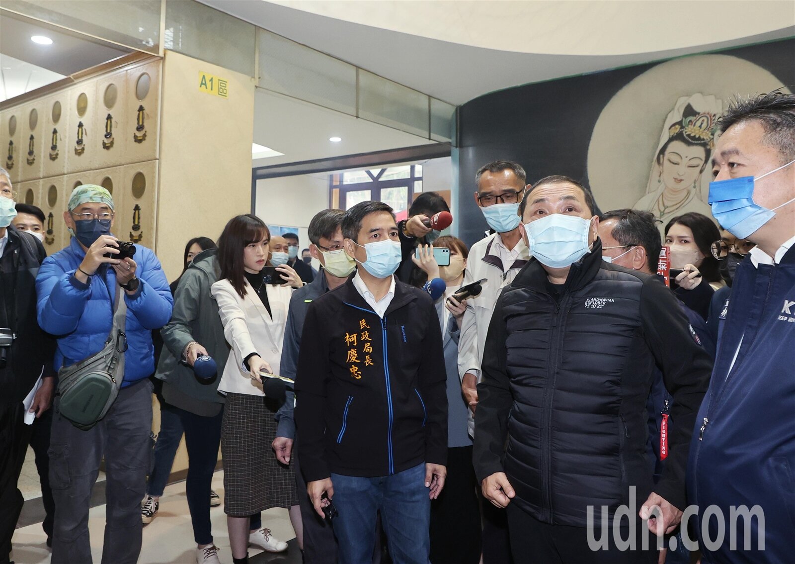 新北市長侯友宜（右二）上午視察土城靈恩納骨塔，十分關心第一公墓遷葬後納骨塔空間問題。記者曾原信／攝影 