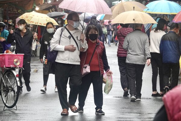 受到華南雲雨區影響，昨中部以北白天降雨明顯。記者林俊良／攝影 
