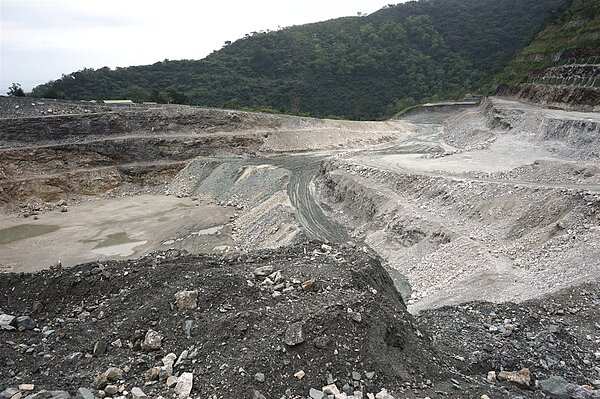 花蓮縣府訂定自治條例向礦石業者收稅，但因漲幅過大，遭業者提告，7件礦石稅官司縣府全被判敗訴。圖／報系資料照片 