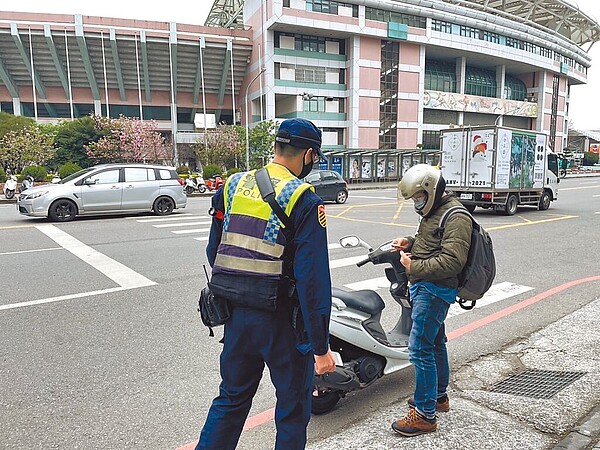 交通部修正法規，「車不讓人」3月31日起罰款提高為汽車3600元、機車維持1200元。警方說近期為取締重點，呼籲民眾遵守法規。圖／警方提供