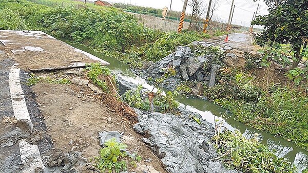 被雲林縣府判定危橋的麥寮鄉三盛村產業道路的N37橋梁，3月30日晚間突然斷裂，連橋板、橋墩等遺骸都不見。（雲林縣政府提供／周麗蘭雲林傳真）
