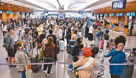 
清明連假首日，桃園機場旅客量已超過10萬人次，創疫情以來新高。圖為1日桃機第一航廈旅客擠爆出境大廳。（范揚光攝）
