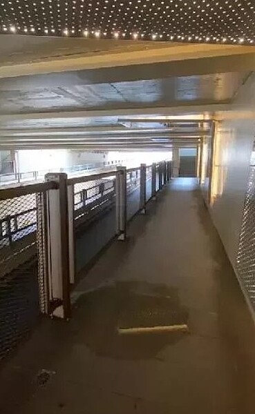 新竹市政府去年斥資約1億元整建連接市區與園區要道的西大路地下道,但近日下雨被發現有滲漏水、人行道積水情形。圖/時代力量議員林彥甫提供