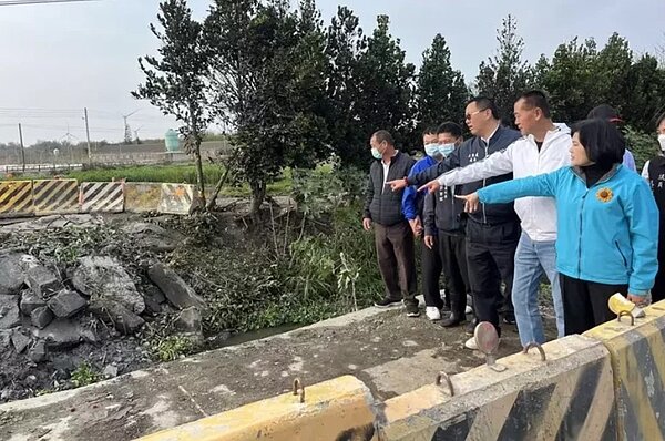 位於雲林縣麥寮鄉橋頭的編號N37橋梁，30日晚上斷裂坍塌，已緊急封閉，所幸沒有人員受傷，縣長張麗善（右一）與立委林文瑞（右二）等人到場了解斷橋影響狀況。圖／雲林縣政府提供
