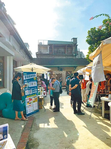 台中市勞工局活化第四市場,自4月清明連假5天推出在地青年創業設攤的「四市順利市集」。(勞工局提供/張亦惠台中傳真)