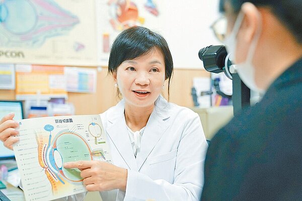 台北慈濟曾發表研究指出,使用茶樹精油清潔眼睛周圍,可有效減少蠕形蟎孳生。圖/慈濟醫院提供