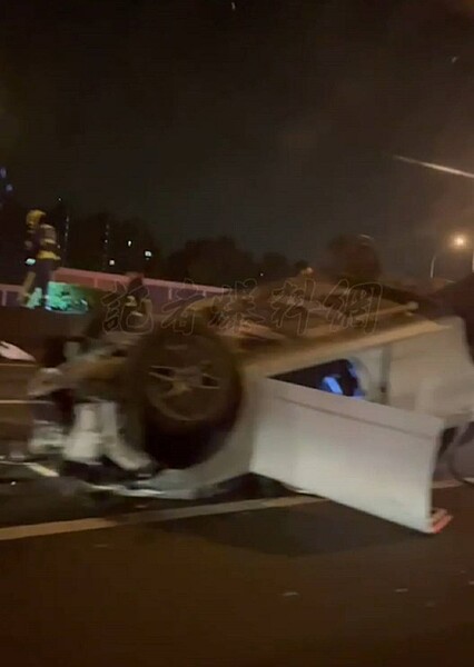 國道一號台中段今天凌晨發生嚴重車禍,一人已無生命徵象,一人送醫急救。圖/取自記者爆料網