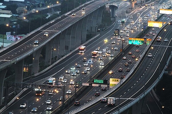 五楊高架從楊梅會延伸頭份,預計2031年完工,解決楊梅到新竹塞車問題。本報資料照片