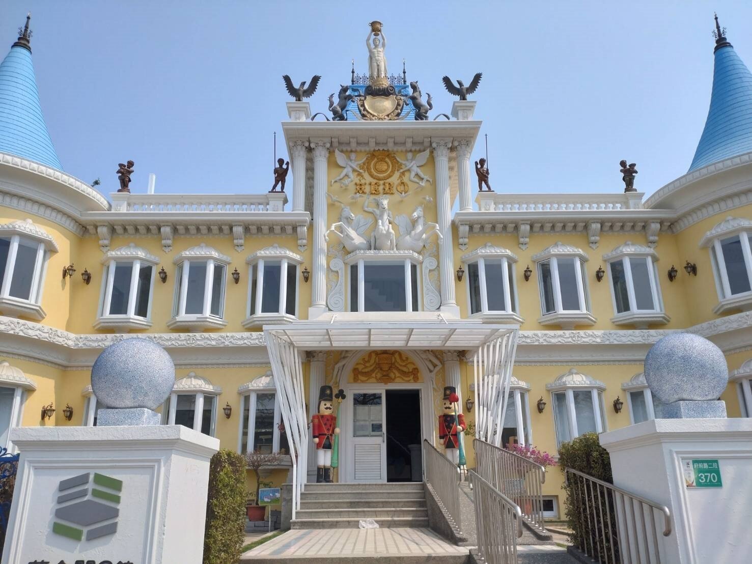 全台最美官署「南市環保局藏金閣2館」從4月1日起試營運，，吸引民眾參觀。記者鄭惠仁／攝影 