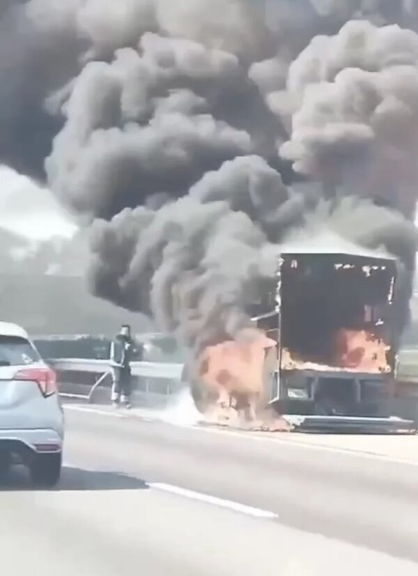國道一號南下276公里處今早發生火燒車事故。圖／記者黃于凡翻攝
