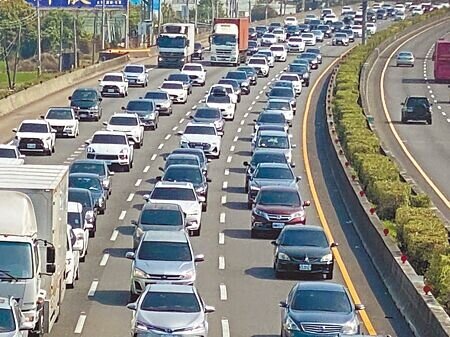 清明節連假第2天中山高速公路南下彰化路段湧現車潮。 (孫英哲攝)