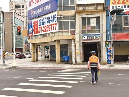 高雄市洗刷「行人地獄」惡名,廣設行人專用、早開時相,保障行人過馬路安全。圖為高雄車站建國路、中山路行人專用時相。(崔正綱攝)