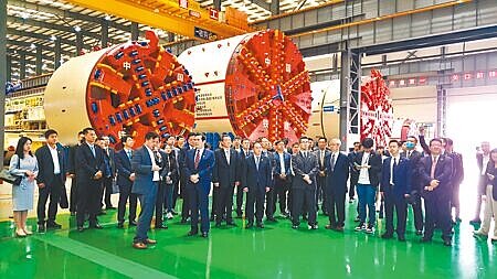 前總統馬英九率團訪問大陸,4月2日下午在湖南長沙參觀中國鐵建集團旗下的子公司鐵建重工。(藍孝威攝)