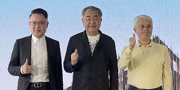 日本重量級建築師隈研吾(中)、白天鵝建設董事長陳清堯(右)、清景麟建築團隊董事長林聰麟(左)攜手打造台南住宅地標「巴克禮PARK」。圖/蔡惠芳攝影