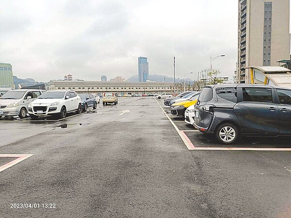 基隆市政府推出「好停車」政策展現初步成效，連假首日引導外地遊客把車輛停放至西三停車場，使市區交通維持順暢。（基隆市政府提供／張志康基隆傳真）