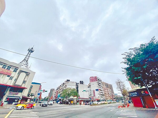 新北市林口區中山路、竹林路口位居當地交通要道,不過有一座使用率低且老舊的陸橋,經檢討後新北市養工處2日順利拆除陸橋。(新北市工務局提供/黃敬文新北傳真)