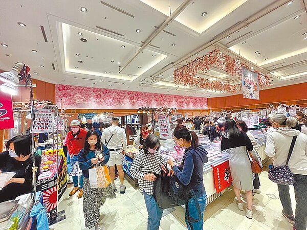 SOGO忠孝館連假開始兩天,來客數較去年成長超過3成5以上,也預計將帶動業績約兩成。(SOGO提供)