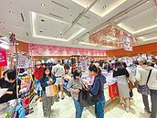 普發現金助攻　百貨人潮漲3成