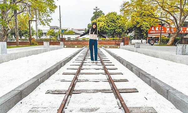 百年嘉義公園改造計畫告一段落,其中火車頭意象區1934年日據時期曾是兒童游泳池,現已改造成兒童沙坑。圖/嘉義市政府提供