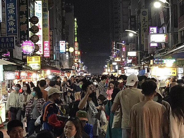 萬眾期盼的連假到來,高雄接續迎來五月天、張惠妹、大港開唱等大型演唱會,吸引各地人潮前來高雄,成功帶動店家來客,店家營收至少成長3成以上。圖/高市府經發局提供