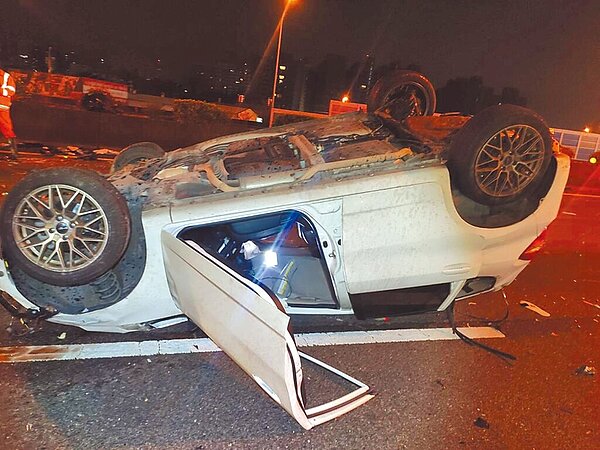 白色自小客車撞擊聯結車後翻覆,車內一對男女噴出車外身亡。圖/警方提供