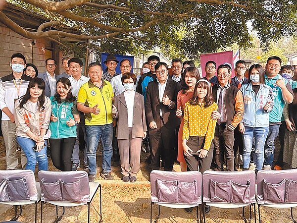 國有財產署日前停止台中霧峰光復新村委託代管,並採分街廓方式辦理標租,由無限連結有限公司取得第1筆標租案,日前舉辦動工酒會慶祝。圖/台中市議員李天生提供