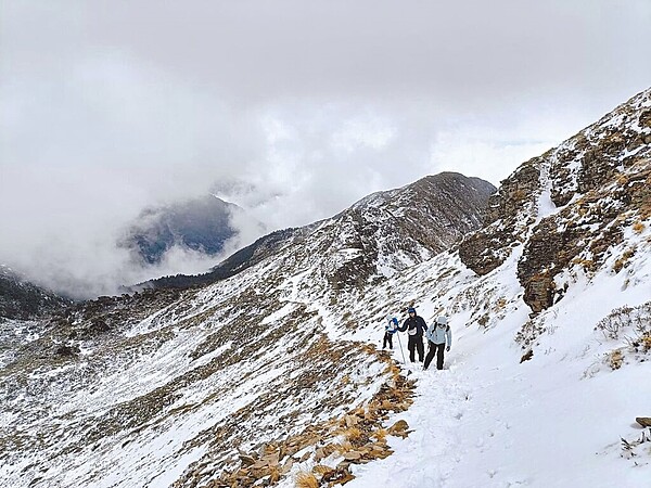 雪山上個月下起「3月雪」，連假又迎來罕見的「4月雪」，雪山圈谷最深積雪達30公分。（山友Ju-Yuan Wu提供／李京昇苗栗傳真）