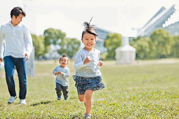 兒童節連續假期，親子公園類最受歡迎，因為免費玩、爸媽不必花大錢，又能度過歡樂的親子假期，往往是周末、連續假期的熱門選擇。此為示意圖。（全球人壽提供）