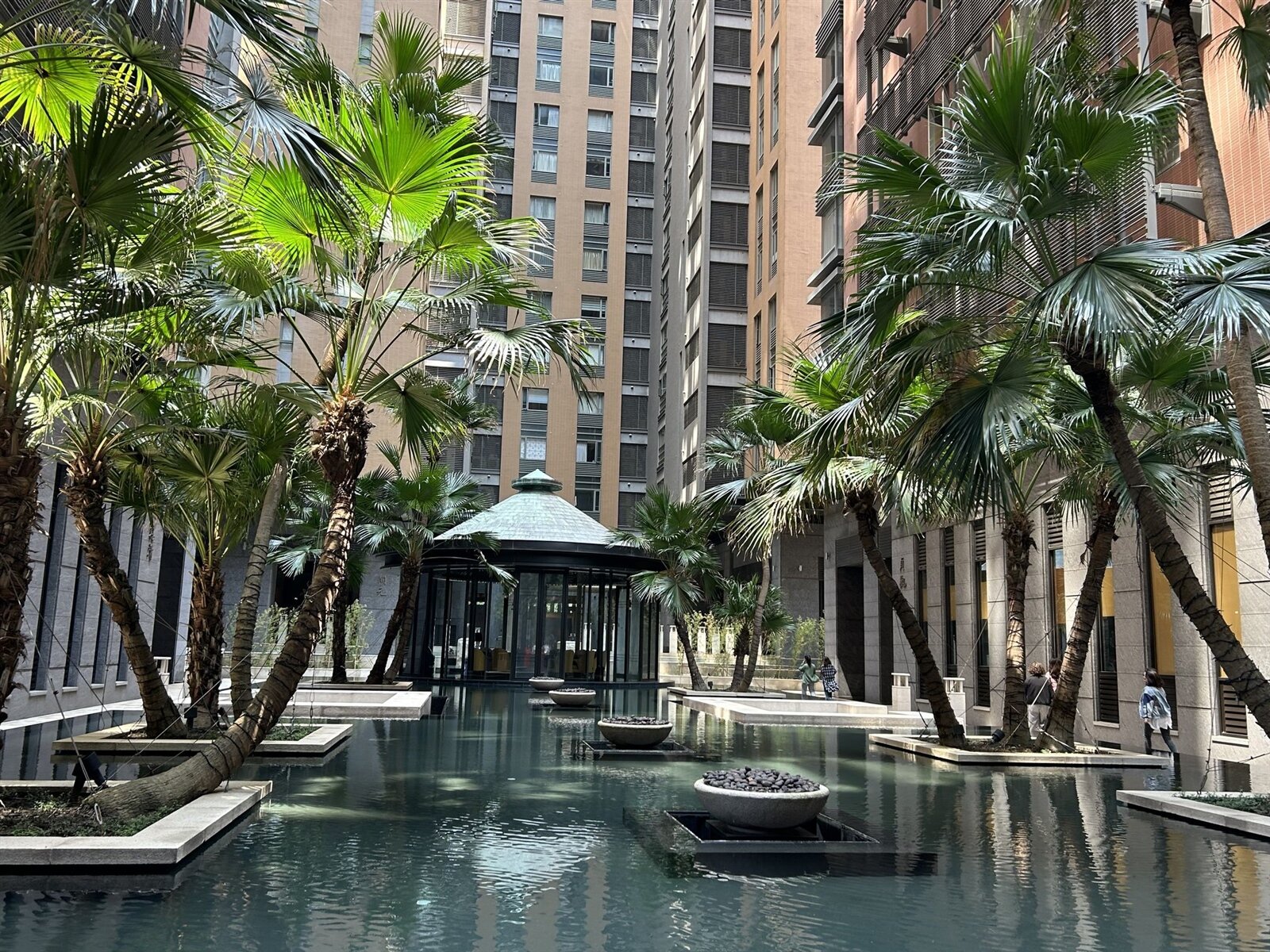 「鄉林皇居」戶外有千坪處處水景、綠木扶疏,中央有座「頣和亭」。記者趙容萱/攝影