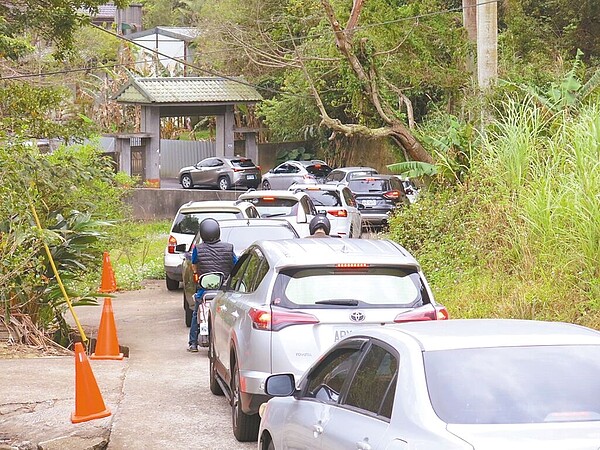 桃園大溪墓區掃墓車潮回堵惹民怨，業者與居民達成共識，業者同意回饋地方，另由區公所協助拓寬道路。（陳治文提供／呂筱蟬桃園傳真）