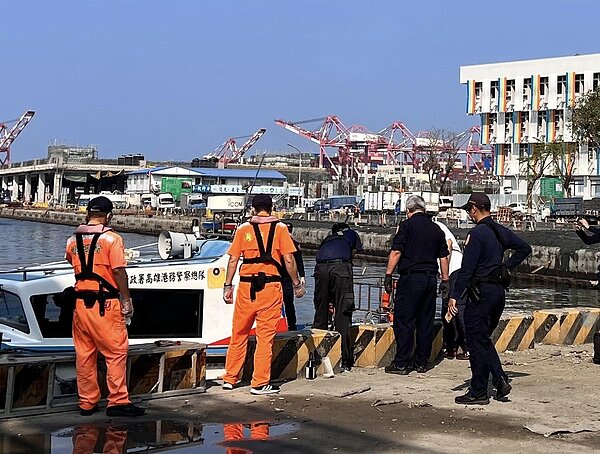 高雄前鎮漁港昨發現一具上半身赤裸的男浮屍，警消到場，將死者打撈上岸，警方查出是家住前鎮區的黃姓男子。圖／取自高雄前鎮區明孝里長林浤澤臉書